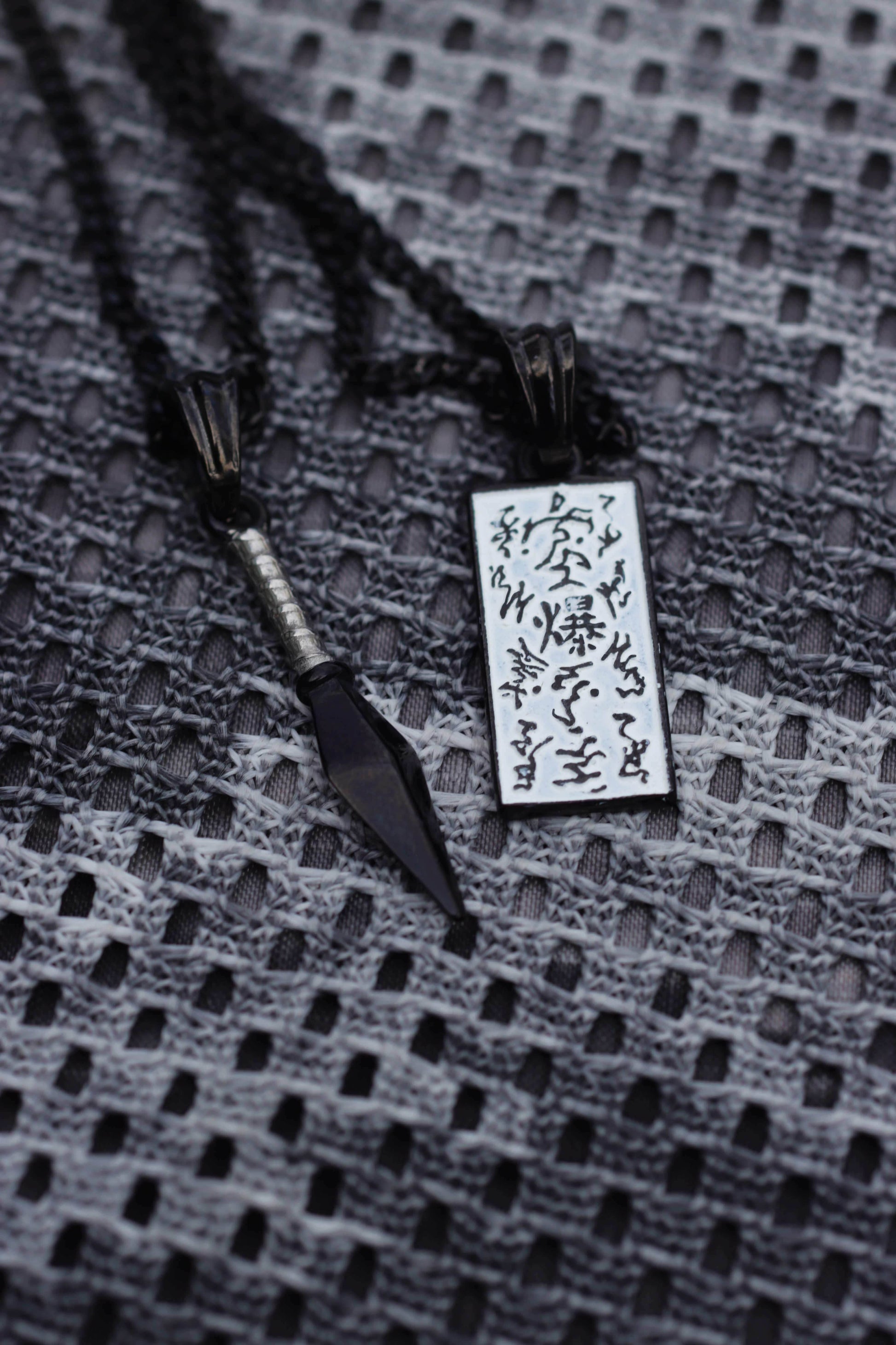 Naruto™ Paper Bomb Kunai Necklace - Black / Set - Kunai & Tag