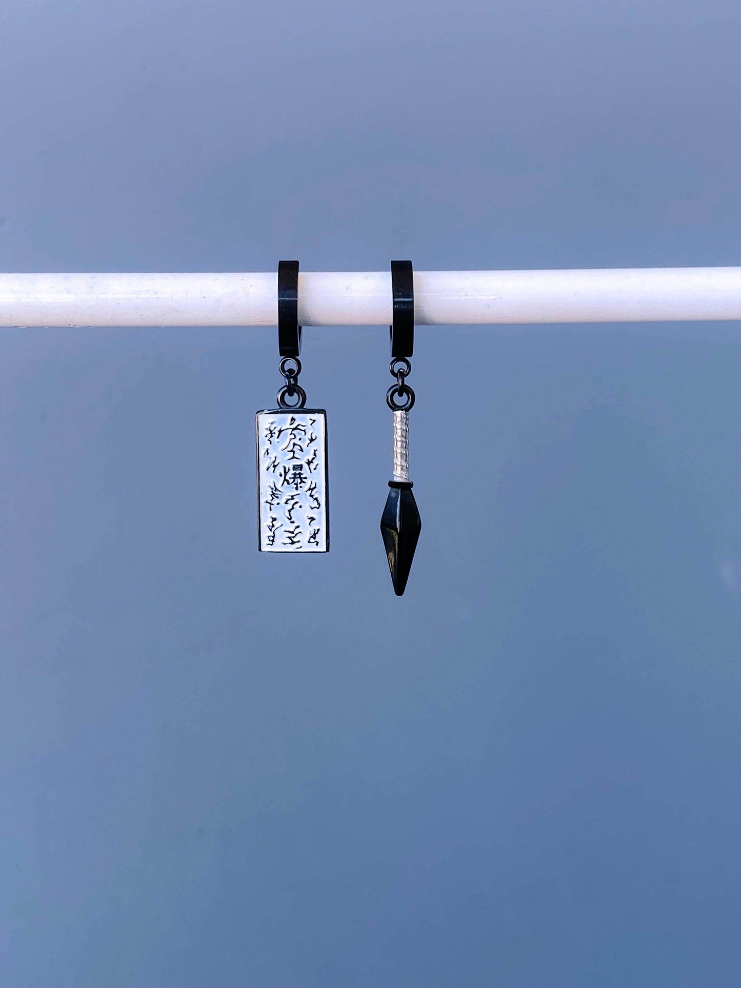 Naruto™ Paper Bomb Kunai Earrings - Black / Set (Tag & Kunai)