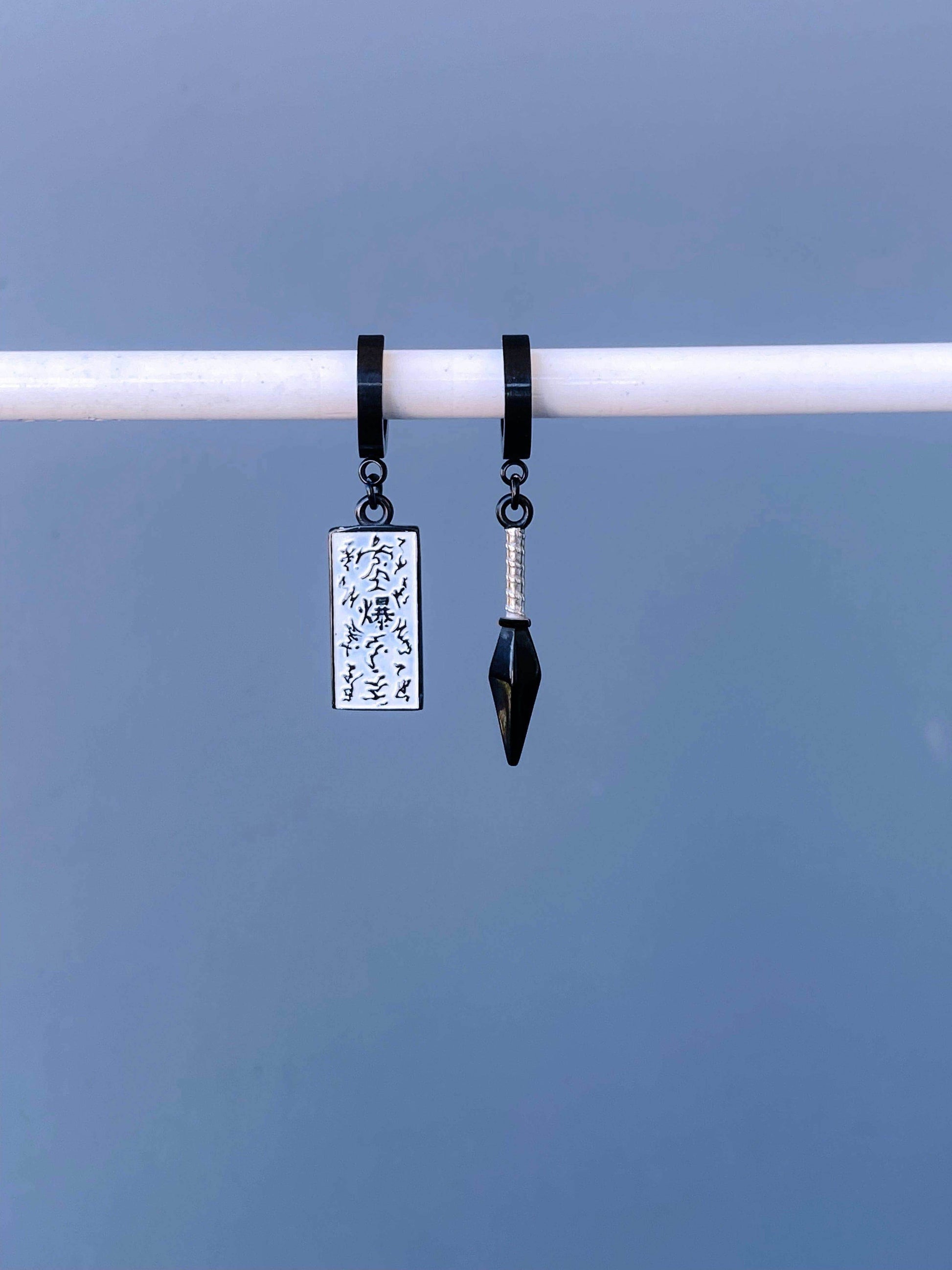 Naruto™ Paper Bomb Kunai Earrings - Black / Set (Tag & Kunai)