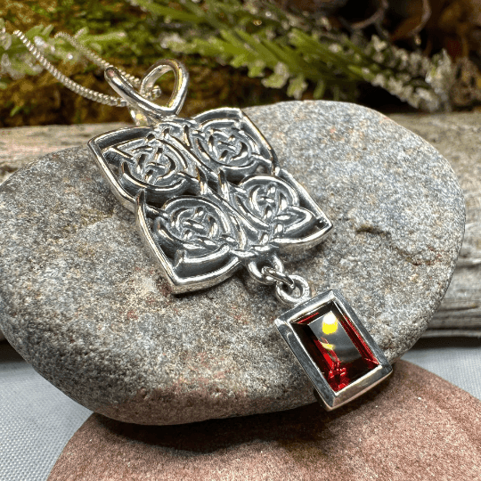 Neve Celtic Knot Necklace - Amethyst / 18