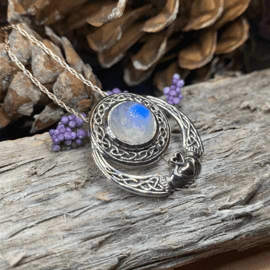 Morna Claddagh Necklace - Amethyst / 18
