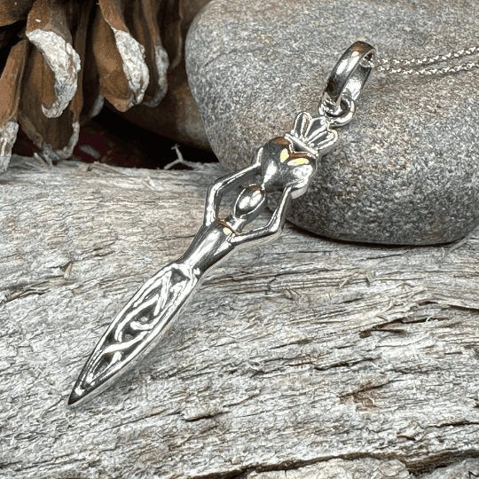 Danu Claddagh Necklace - 18