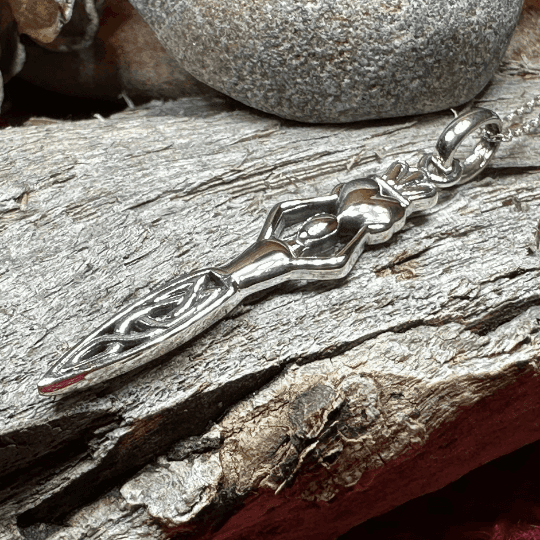 Danu Claddagh Necklace - 18