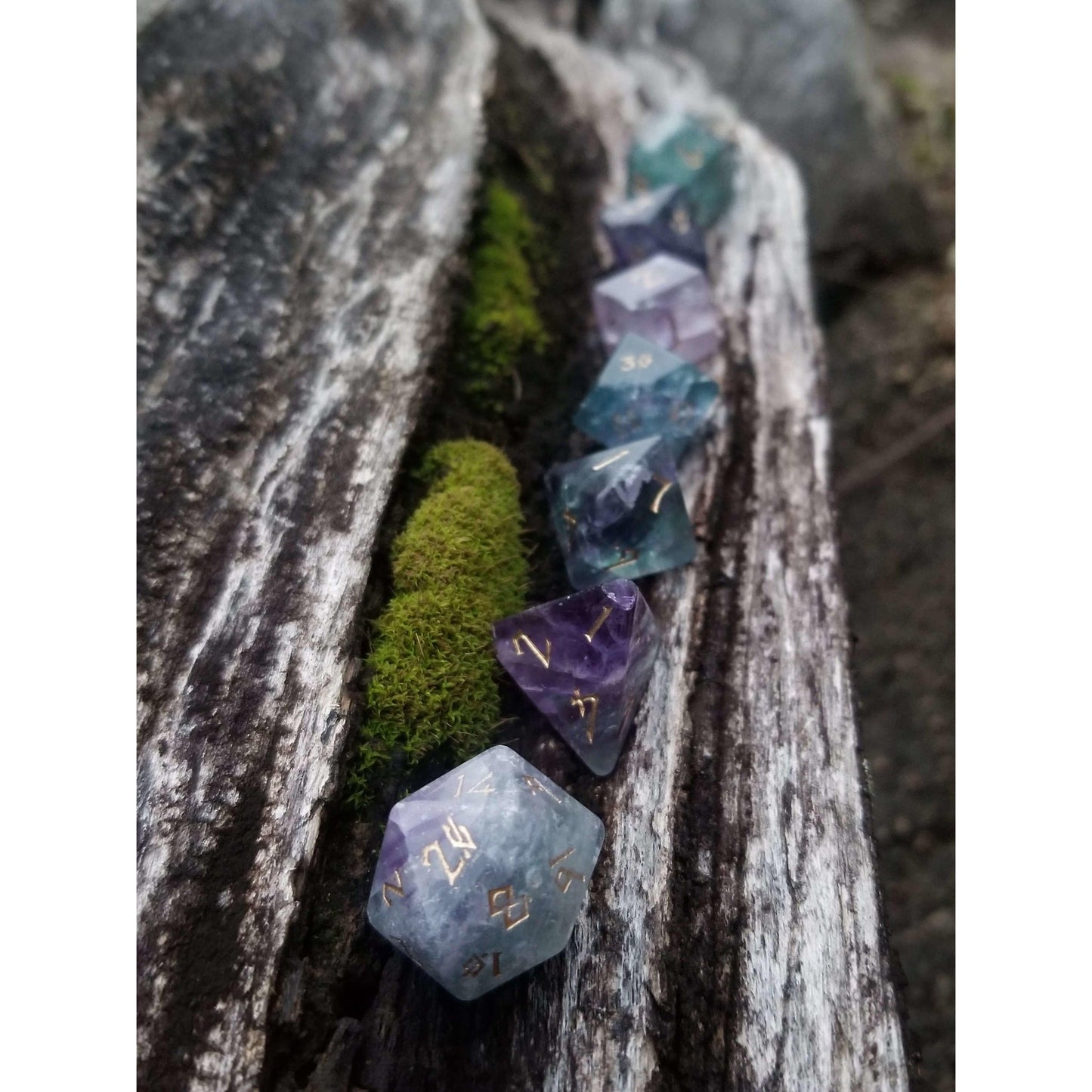Juego de dados de piedra de fluorita púrpura