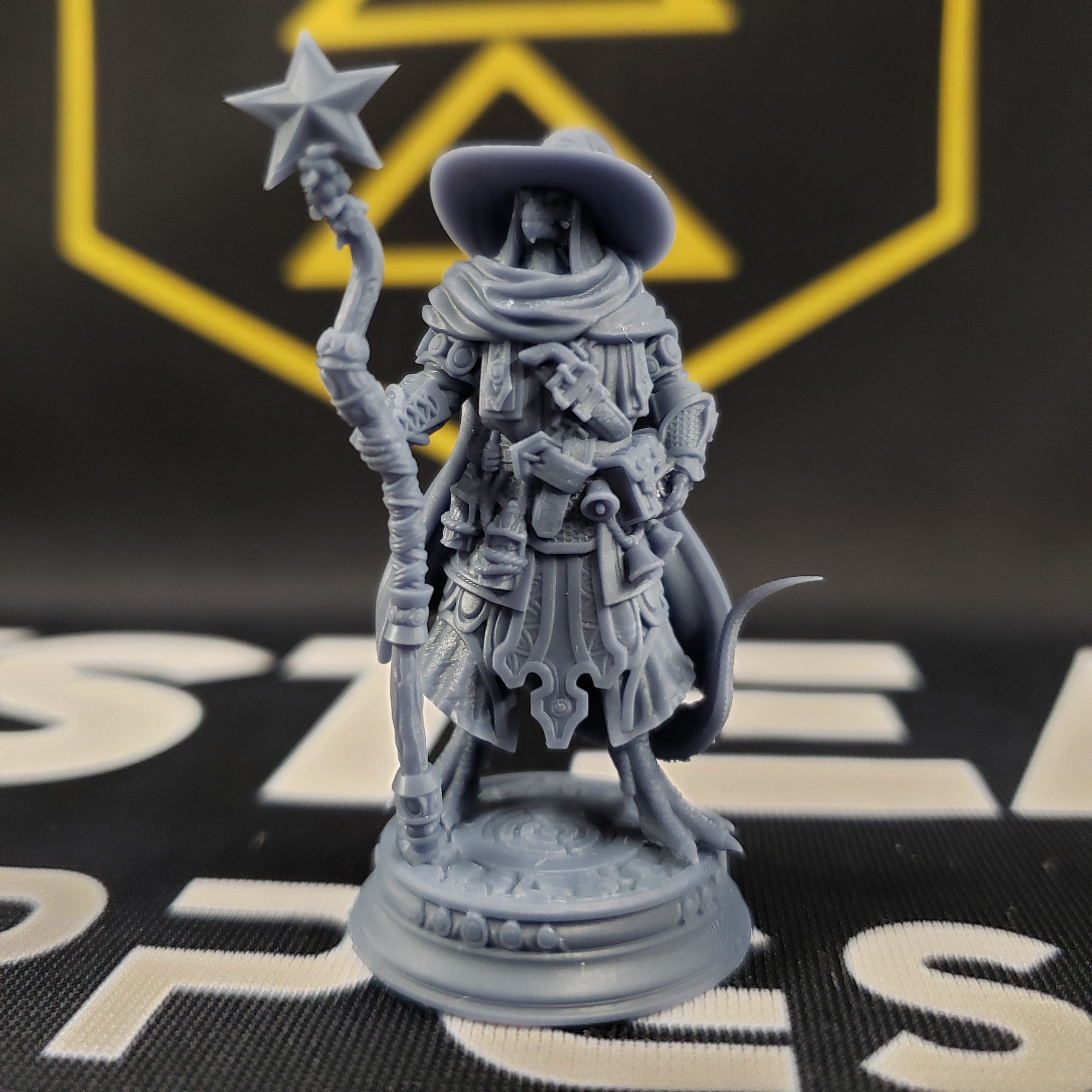 Ozmandi Starborn, Silver Dragonkin Sorcerer (Male Dragonborn Sorcerer)