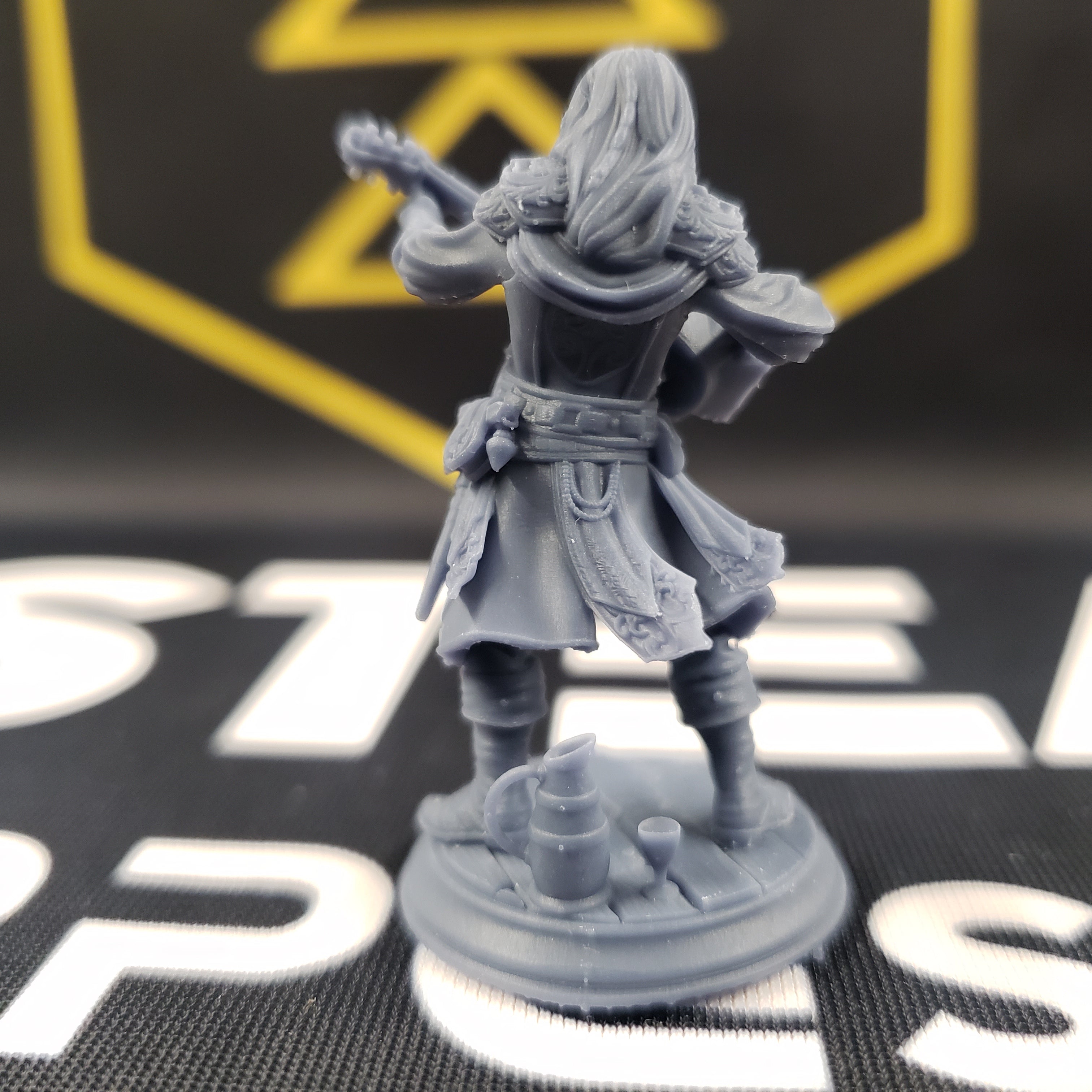 Ereviel “Eight Toes”, Bard of (mis)Fortune (Male Elf Bard)