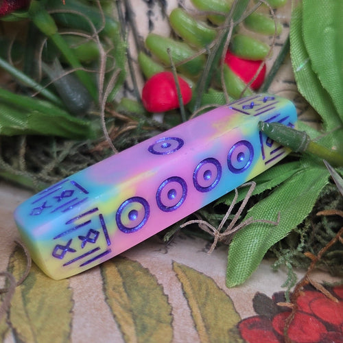 'Preserving History' Rainbow Colorshift Individual Handmade Resin Alternative Shaped Pipped Bar D4 Gaming Dice