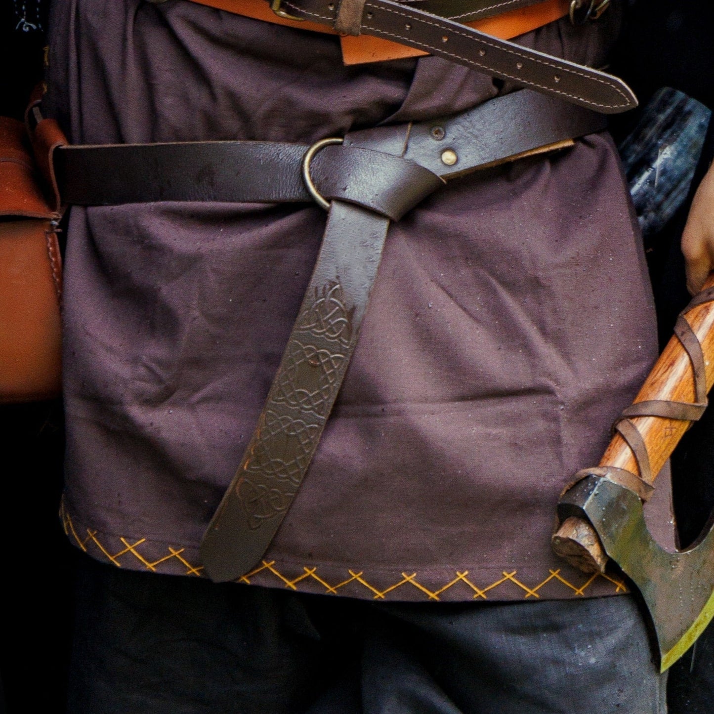 Cinturón vikingo de cuero marrón grueso | Bucle de anillo y estilo anudado.