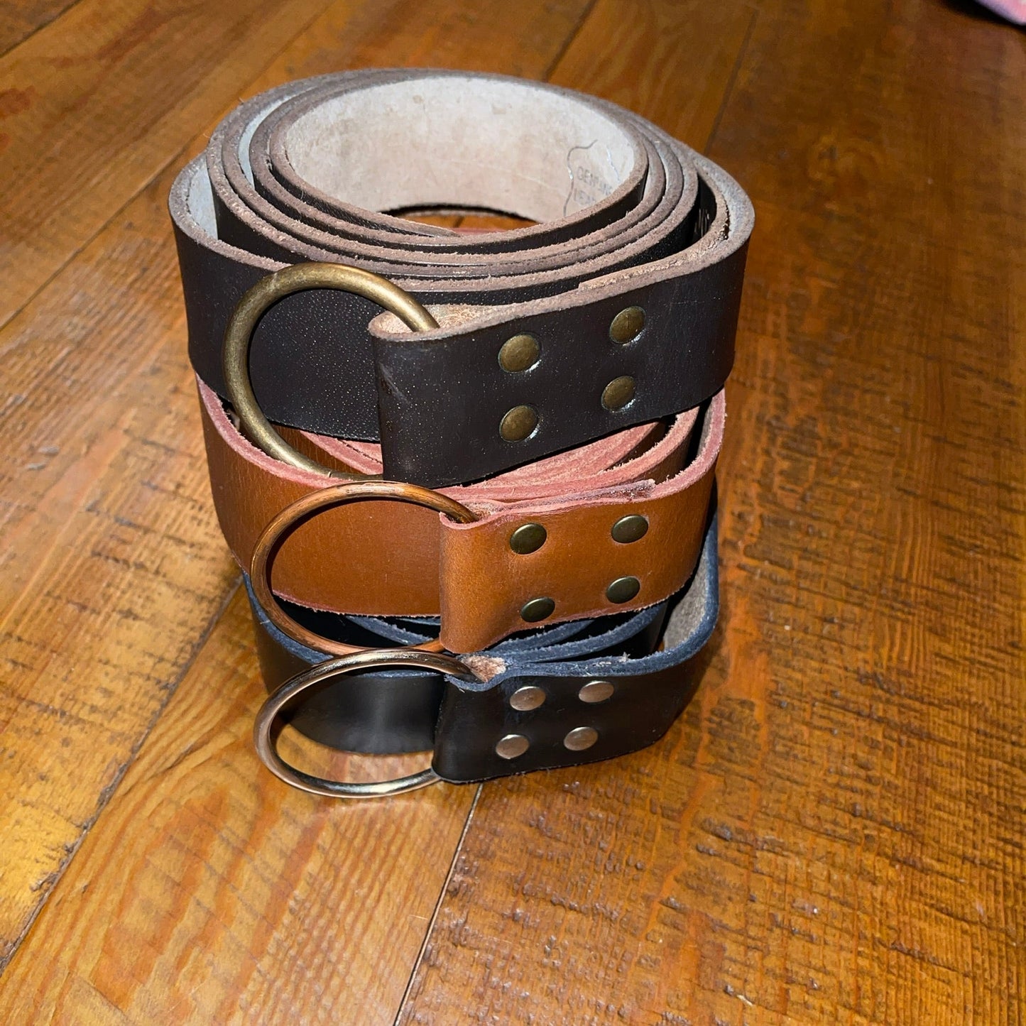 Cinturón vikingo de cuero marrón grueso | Bucle de anillo y estilo anudado.