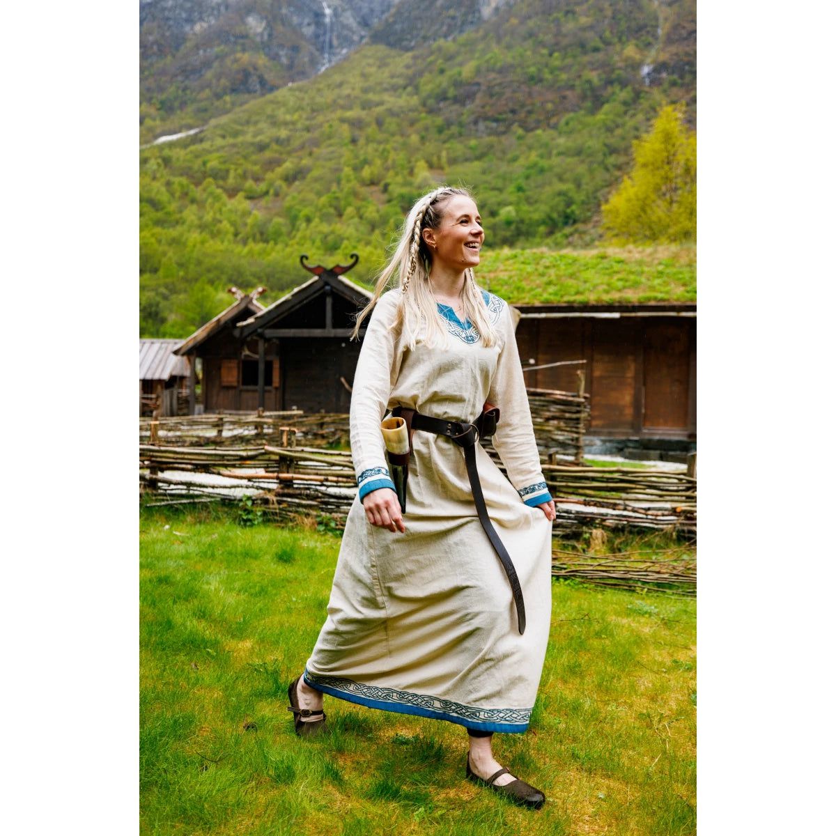 Vestido vikingo de algodón natural con ribete azul: la elegancia se une al espíritu guerrero