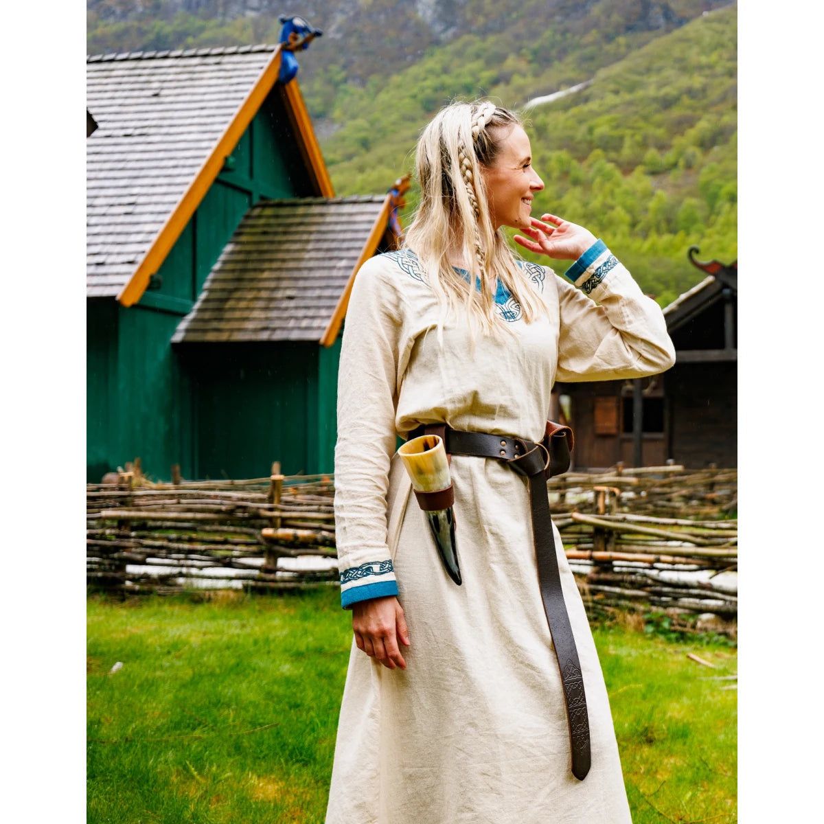 Vestido vikingo de algodón natural con ribete azul: la elegancia se une al espíritu guerrero