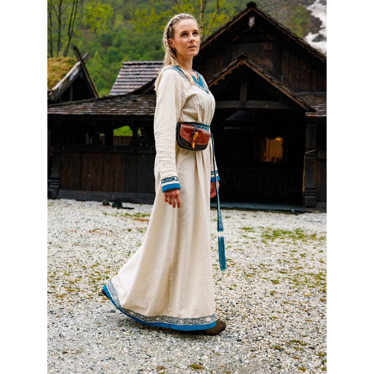 Robe Viking en coton naturel avec bordure bleue - L'élégance rencontre l'esprit guerrier