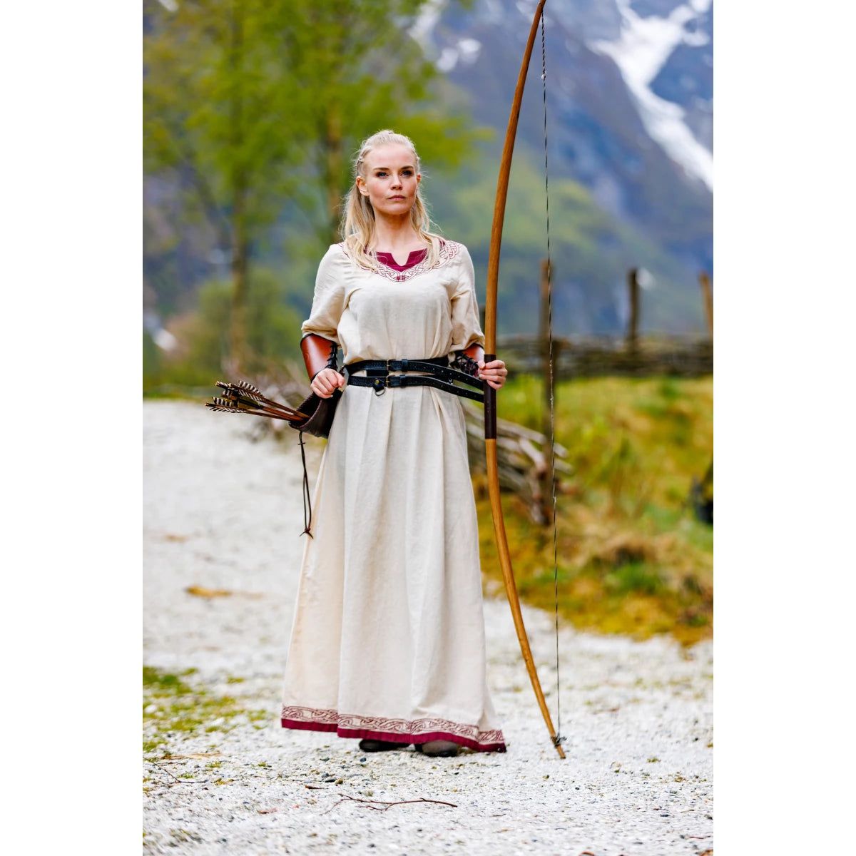 Vestido vikingo en color natural con ribete rojo - Encarna el espíritu de los vikingos