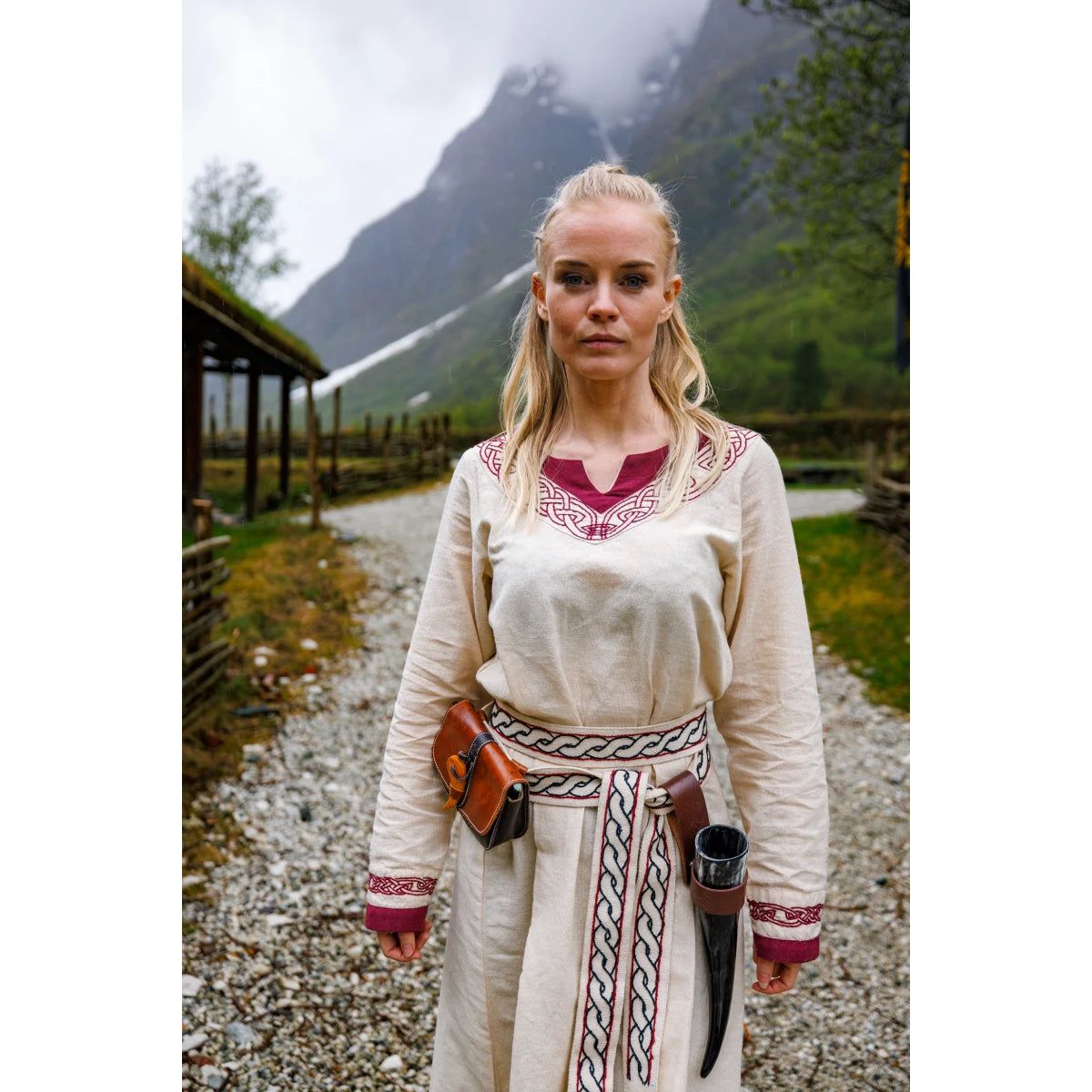 Vestido vikingo en color natural con ribete rojo - Encarna el espíritu de los vikingos
