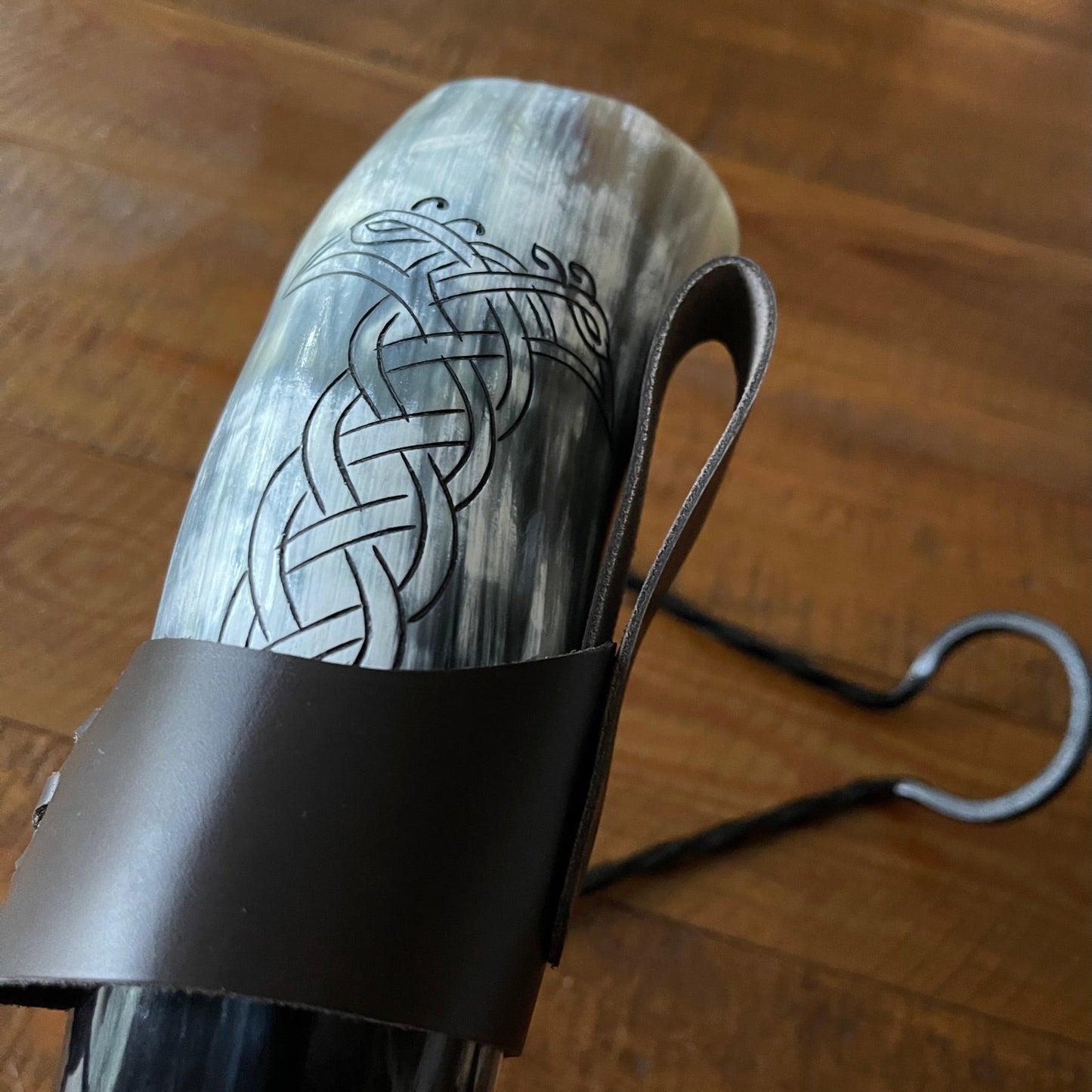Cuerno vikingo para beber con trabilla para cinturón y soporte de hierro - Diseño de los cuervos de Odín