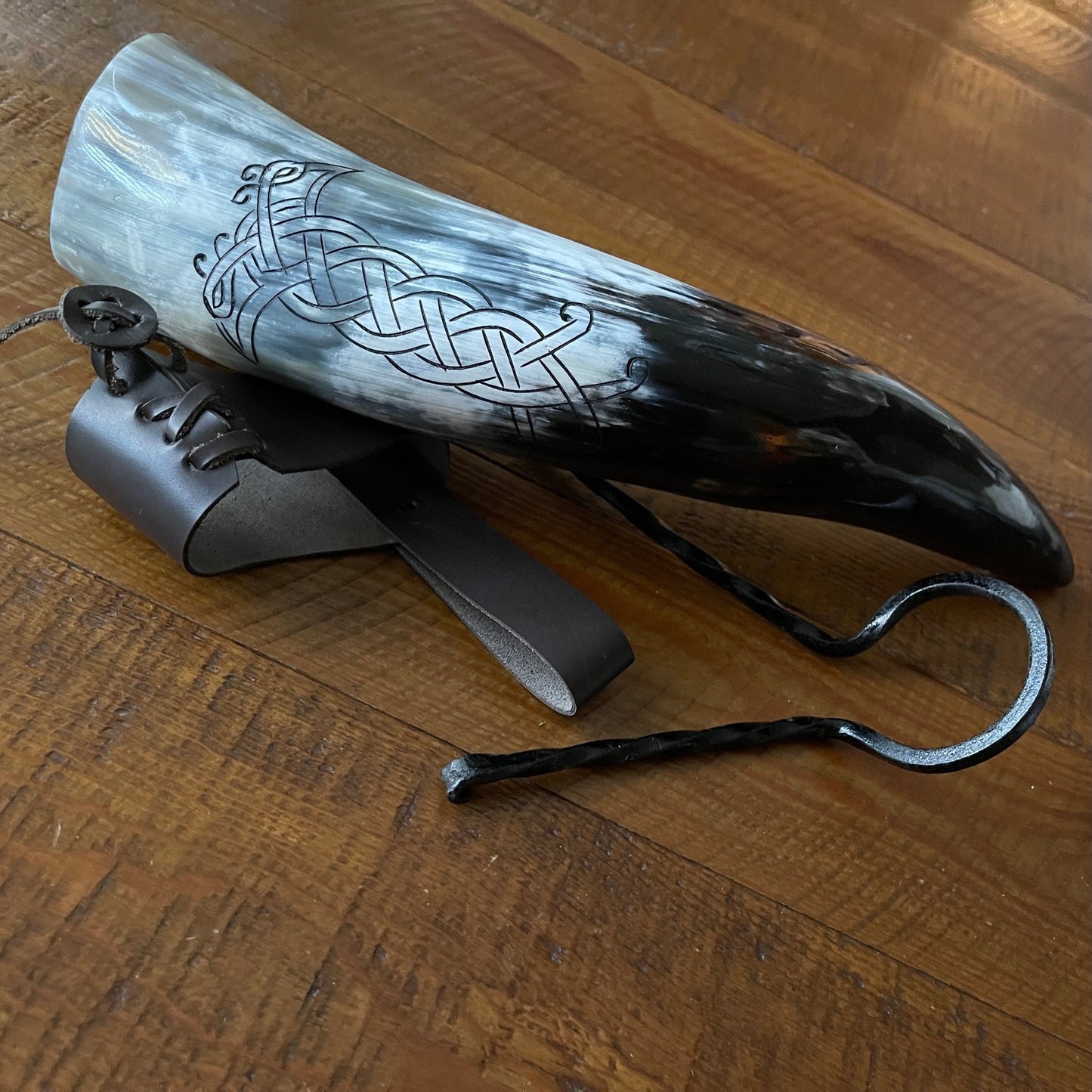 Corne à boire viking avec boucle de ceinture et support en fer – Conception des corbeaux d'Odin