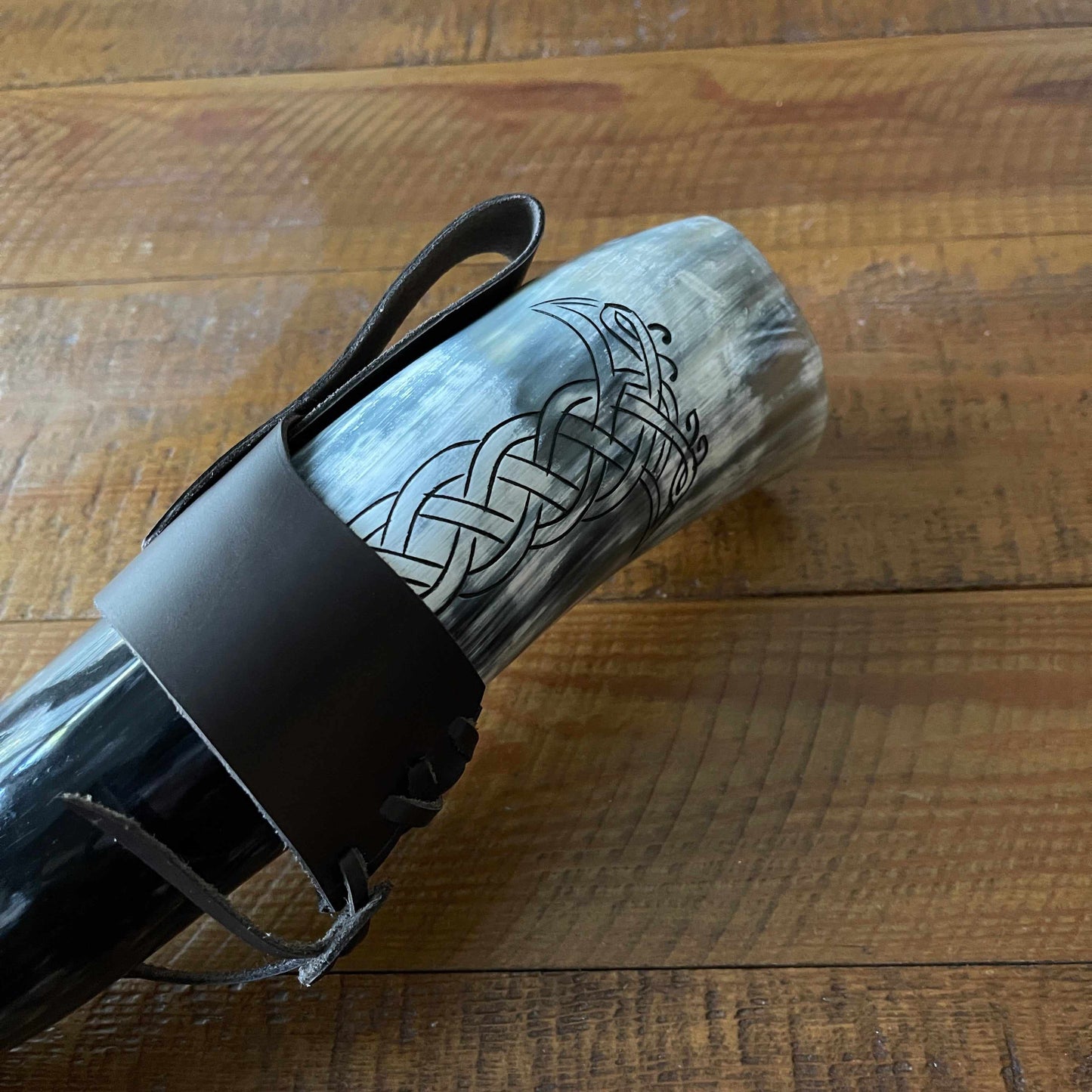 Cuerno vikingo para beber con trabilla para cinturón y soporte de hierro - Diseño de los cuervos de Odín