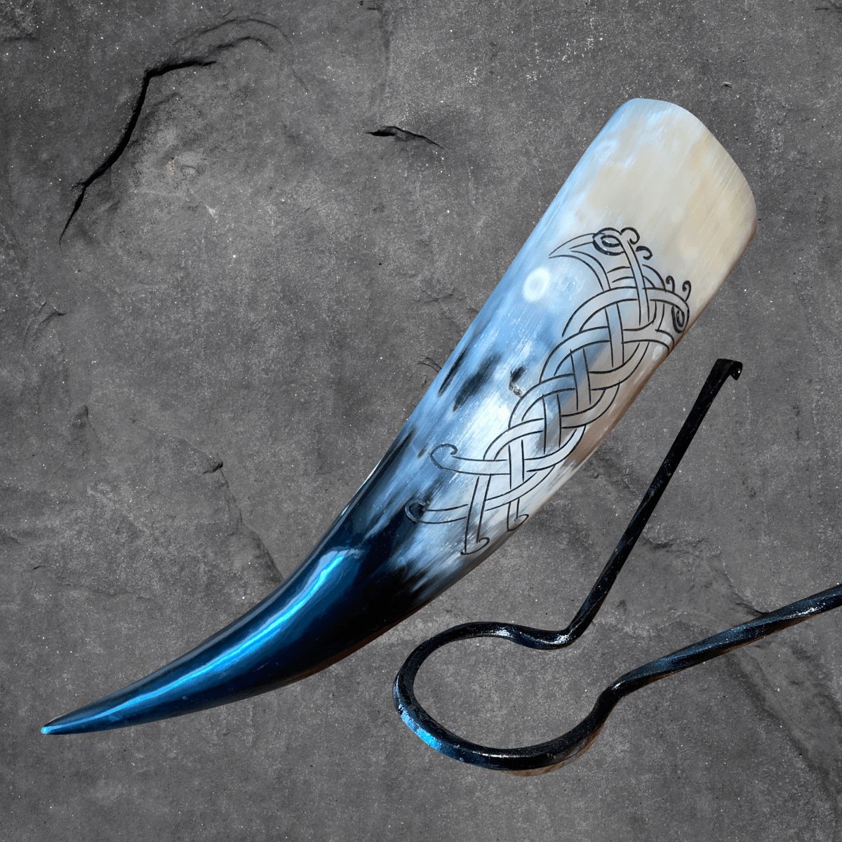 Corne à boire viking avec boucle de ceinture et support en fer – Conception des corbeaux d'Odin