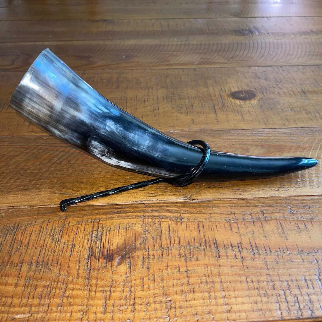 Corne à boire viking avec boucle de ceinture et support en fer – Motif écailles