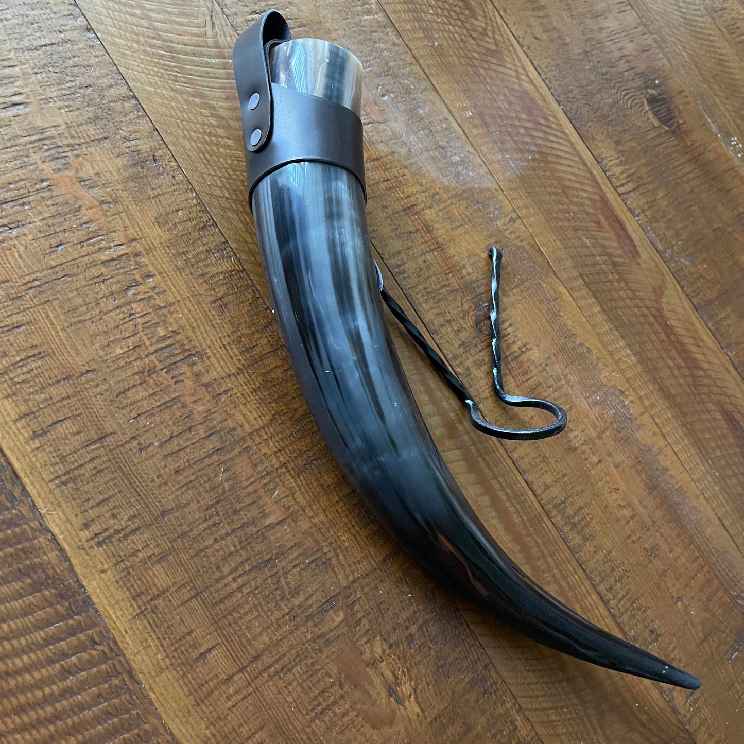 Corne viking avec boucle de ceinture et présentoir en fer