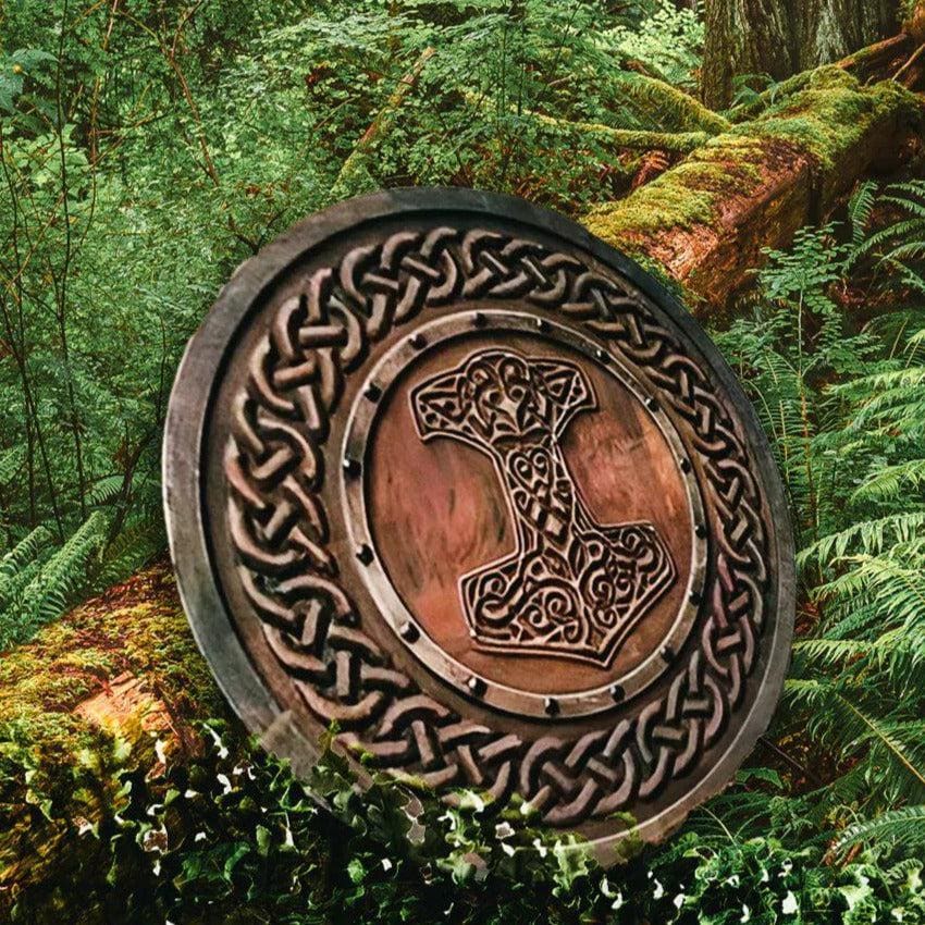 Escudo vikingo con martillo tallado de Thor - Mjolnir
