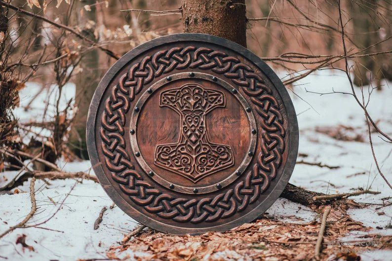 Escudo vikingo con martillo tallado de Thor - Mjolnir