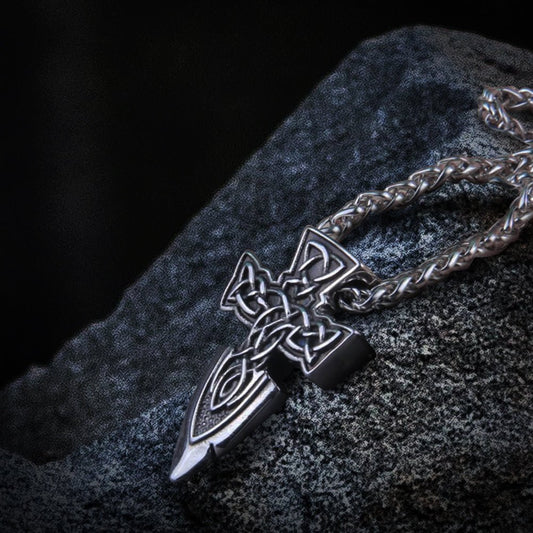 Point de lance viking avec collier d'amulette croisée