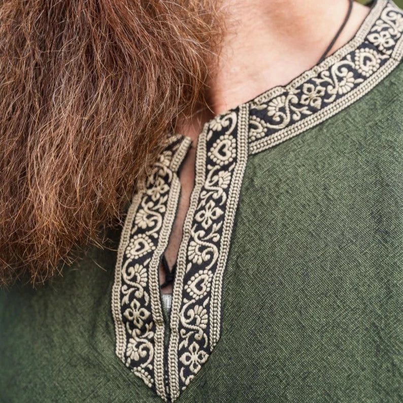Túnica vikinga verde con cuello en V | Mangas cortas, borde bordado.