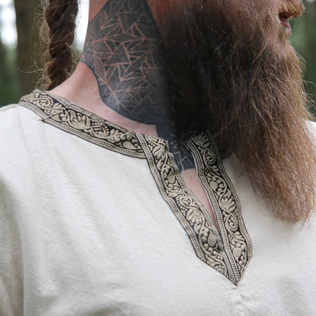 Túnica vikinga natural con cuello en V | Mangas cortas, borde bordado.